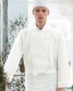 KAZEN APK2055 シェフコート 清潔感あふれる白を基調としたコーディネートは、それだけで信頼に値する正統派スタイル。正統派ハイクラスコックコート。輝かしいキャリアを誇る世界中のプロも愛用。料理への志が伺える、キッチン最高位の正装。ドイツのベルリンで開催された第19回世界料理オリンピック大会・日本代表チームのユニフォームに選ばれました。プレスに強い、足のない円錐形のポリ釦を使用しています。折り返しのカフスは、ミトン代わりに使用することが可能です。※旧品番「AP2055」