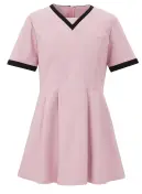 KAZEN KZN316-43 レディスチュニック KZN316-43 レディスチュニック美しいVネックと華やかなフレアシルエットが魅力的なレディスチュニックです。特殊加工技術によるコンフォートストレッチツイルを採用し、ニットのような高いストレッチ性と軽量感を実現。モダンなディテールとタイムレスなデザインで、プロフェッショナルな印象と動きやすさを両立させました。特徴・美しいVネックラインとフレアシルエットでエレガントな印象・特殊加工技術によるコンフォートストレッチツイルでニットのような柔軟性・優れたバックストレッチ性に加え、軽量感と柔らかい風合いで一日中快適・左胸に携帯・スマートフォン対応ポケット付・両腰のスリットポケットでスッキリとした印象ながらしっかり収納・ウエストから裾のフレアタックでどの角度からも美しいシルエット・後ろ中心ファスナーで着脱しやすい