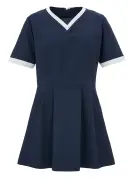 KAZEN KZN316-48 レディスチュニック KZN316-48 レディスチュニック美しいVネックと華やかなフレアシルエットが魅力的なレディスチュニックです。特殊加工技術によるコンフォートストレッチツイルを採用し、ニットのような高いストレッチ性と軽量感を実現。モダンなディテールとタイムレスなデザインで、プロフェッショナルな印象と動きやすさを両立させました。特徴・美しいVネックラインとフレアシルエットでエレガントな印象・特殊加工技術によるコンフォートストレッチツイルでニットのような柔軟性・優れたバックストレッチ性に加え、軽量感と柔らかい風合いで一日中快適・左胸に携帯・スマートフォン対応ポケット付・両腰のスリットポケットでスッキリとした印象ながらしっかり収納・ウエストから裾のフレアタックでどの角度からも美しいシルエット・後ろ中心ファスナーで着脱しやすい