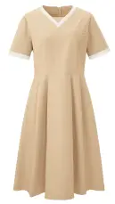KAZEN KZN326-40 ワンピース半袖 KZN326-40 ワンピース半袖美しいVネックと華やかなフレアシルエットが魅力的なワンピースです。特殊加工技術によるコンフォートストレッチツイルを採用し、ニットのような高いストレッチ性と軽量感を実現。モダンなディテールとタイムレスなデザインで、プロフェッショナルな印象と動きやすさを両立させました。特徴・美しいVネックラインとフレアシルエットでエレガントな印象・特殊加工技術によるコンフォートストレッチツイルでニットのような柔軟性・優れたバックストレッチ性に加え、軽量感と柔らかい風合いで一日中快適・左胸に携帯・スマートフォン対応ポケット付・両腰のスリットポケットでスッキリとした印象ながらしっかり収納・ウエストから裾のフレアタックでどの角度からも美しいシルエット・後ろ中心ファスナーで着脱しやすい
