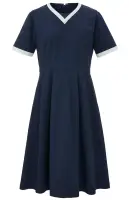 KAZEN KZN326-48 ワンピース半袖 KZN326-48 ワンピース半袖美しいVネックと華やかなフレアシルエットが魅力的なワンピースです。特殊加工技術によるコンフォートストレッチツイルを採用し、ニットのような高いストレッチ性と軽量感を実現。モダンなディテールとタイムレスなデザインで、プロフェッショナルな印象と動きやすさを両立させました。特徴・美しいVネックラインとフレアシルエットでエレガントな印象・特殊加工技術によるコンフォートストレッチツイルでニットのような柔軟性・優れたバックストレッチ性に加え、軽量感と柔らかい風合いで一日中快適・左胸に携帯・スマートフォン対応ポケット付・両腰のスリットポケットでスッキリとした印象ながらしっかり収納・ウエストから裾のフレアタックでどの角度からも美しいシルエット・後ろ中心ファスナーで着脱しやすい