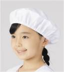 KAZEN KZN392-80 給食帽（2枚入） 「あったらいいな」を叶えた、学童給食衣の誕生です。「抗ウイルス加工」と「ノンアイロン加工」のW加工を実現。衛生面とイージーケアを高度に両立した「学童給食衣シリーズ」、持ち運びにも便利な「給食袋」もご用意しております。■「学童給食衣 新シリーズ」の3つの特長（1）高い「抗ウイルス性能」を発揮。新しい給食衣シリーズに採用した新素材は、特定のウイルスを99.9％まで減少。学校給食における衛生管理の徹底に対しても、ユニフォームがサポートします。安全性のしっかり確立された抗ウイルス剤を使用し、「SEKマーク認証」も取得しています。（2）着用感に配慮した、安心素材。肌が弱いなどの理由を抱えた児童にも配慮しました。今回採用した素材は、ノンアイロンで少しでも手間を減らしながらもポリエステルの比率を抑えるため、実績のある「ポリエステル65％・綿35％」の混率にするなど、こだわりをもったモノづくりをしています。（3）保護者の手間を省く、「ノンアイロン加工」。個人で購入するケースも増えている給食衣。家庭洗濯の取扱いが多い中、保護者の負担も増大しています。KAZENの給食衣新シリーズなら、「洗って干すだけ」のイージーケアを実現。ノンアイロンで速乾性にも優れ、着用時のシワも抑えるので、安心してお子さまを送り出せます。■抗ウイルス加工素材 VarieX&reg;（バリエックス&reg;）▲注意・抗ウイルス加工は、病気の治療や予防を目的とするものではありません。・抗ウイルス性試験は、ウイルス株:ATCC VR-1679（エンベローブ有）を25℃で2時間放置して実施しています。・抗ウイルス加工は、ウイルスの働くを抑制するものではありません。・SEKマークの認証範囲は標準洗濯の10回です。※開封後の返品・交換は受付不可となります。
