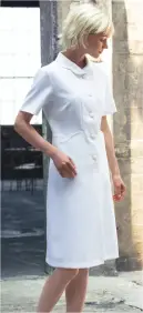 KAZEN YW112-C1 ワンピース半袖 YUKISABURO WATANABE美しさは、常に人に希望を与え、心地よさで人を包み込む。エレガントなデザインをリバイバルさせ、より美しさにこだわりました。●渡辺 雪三郎「美は唯、存在する」という創作理念に基づいて作品を発表し、オートクチュール及びプレタポルテ・ブランド「ミッチ」を中心に活躍するデザイナー。ナースウェアにエレガントなファッション性をプラスし、独特な美しさをもつウェアを長年にわたりデザイン。■形状特長・左胸にポケット付・デザインに溶け込んだスカラップポケット付・左袖にロゴ刺繍入り。ホワイトにはオフホワイト、ネイビーはシルバーの刺繍糸を使用。・ワンピースの後ろ中央には動きやすいベント入り。