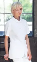 KAZEN YW22-C1 レディスジャケット半袖 YUKISABURO WATANABE美しさは、常に人に希望を与え、心地よさで人を包み込む。エレガントなデザインをリバイバルさせ、より美しさにこだわりました。●渡辺 雪三郎「美は唯、存在する」という創作理念に基づいて作品を発表し、オートクチュール及びプレタポルテ・ブランド「ミッチ」を中心に活躍するデザイナー。ナースウェアにエレガントなファッション性をプラスし、独特な美しさをもつウェアを長年にわたりデザイン。■形状特長・左胸にポケット付・デザインに溶け込んだスカラップポケット付・左袖にロゴ刺繍入り。ホワイトにはオフホワイト、ネイビーはシルバーの刺繍糸を使用。・ワンピースの後ろ中央には動きやすいベント入り。