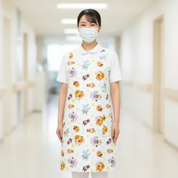 ナースウェア エプロン KAZEN ANP918-C42 プリントエプロン 医療白衣com