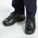 アサヒシューズ KV30122 メディカルウォーク WK M028 (AMW WK M028) ブラック メディカルウォーク WK M028 ブラック「やわらかい天然皮革で、あなたの足に感動体験を。」クッション性と機能性を重視した、®国産モデル。タウンからウォーキング用まであらゆるシーンに活躍します。内側ファスナー付きで、脱ぎ履きがカンタンです。SHM®機能の3大メリット1.正しい歩行をサポート踵の着地時にスクリュー部のフィンが体重圧でたわみ、踏み込むとつま先をやや外側に回旋。ひざに備わった回旋運動を補助し、正しい歩行を促します。2.衝撃をやわらげ、ひざの負担を軽減かかとにかかる衝撃をゴムの弾力と特殊構造で吸収・分散し、ひざへの負担を抑えます。3.内ももの筋肉を活性化歩行時に重要な「内側広筋」をしっかり使わせることで、ひざを安定させ、スムーズな歩行をサポートします。特徴・安心の日本製（国内生産）・かかとを包み込む形状の中敷（取り外し可能）・ツインフレックス・着脱に便利な内ファスナー付き・かかと部分をしっかりと絞り込むことで足を包み、足抜けがしにくい形状（リアフィットラスト）仕様品番:KV30122品名:メディカルウォーク WK M028 (AMW WK M028)カラー:ブラック