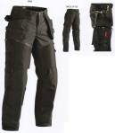 ビッグボーン 8214-2517 CRAFTSMAN TROUSERS X1500 SOFTSHELL 北欧スウェーデンで進化を遂げるワーキングウェアブランドBLAKLADER&reg;（ブラックラダー）DリングリムーバブルIDホルダーネイルポケット（フロントポケットに収納可能）多数の機能ポケット膝、ポケット等をCORDURA&reg;1000補強ニーパット（別売り）4027-1023装着可能3層ソフトシェル素材は、優れた透湿性とストレッチ性で快適な動きと雨、風等の悪天候でも優れたパフォーマンスを発揮します。※ヨーロッパの仕様ですのでサイズ表を十分ご確認の上お買い求めください。BLAKLADERはヨーロッパアパレル業界の中心に根を張り、ファッション界・産業界において誇りを持ってワーキングウェアの歴史を作ってきました。50年以上の家族経営によるビジネスを経て、ワーキングウェア作りのノウハウを蓄積してきました。今、BLAKLADERはワーキングウェア、アンダーウェア、グローブにおける開発者であり、生産者であり、流通業者であります。機能や品質、デザインにおいて高性能を必要とされる方たちのワーキングアイテムを代理店を通じ、世界中のユーザーに販売しています。我々にとってワーキングウェアはより良い作業効率を発揮するためのツールであると考えます。我々の製品の機能は、より効率よく仕事を行うこと、そして最大限の安全性を発揮すること、それが我々の使命です。アイデンティーティー、ルーツ、ブランド力、BLAKLADER魂これらのこだわり（思い）を忘れることなく、ワーキングウェア、アンダーウェア、グローブの生産を続けてまいります。我々の製品は、仕事の効率化を発揮し、最大限の安全性を提供しています。※この商品はご注文後のキャンセル、返品及び交換は出来ませんのでご注意下さい。※なお、この商品のお支払方法は、先振込（代金引換以外）にて承り、ご入金確認後の手配となります。