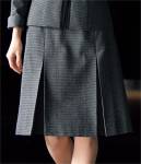 ボンオフィス AS2335 プリーツスカート Grace Tweed 見栄えUP！美人印象スーツおしゃれ心を満たすやさしいトーンの色合いや、着映えするチェック柄と女性らしいエレガントなものから愛らしい好印象なアイテムまで表情豊かなシリーズ。さらに機能性が高く、環境にも配慮したサスティナブルな新素材を使用。着る人の個性を輝かせ、身も心も美しくバージョンアップします。●高品質なリサイクル素材「レニュー」廃棄される裁断くず・衣料品を分解・再重合して、糸を創り出すことで、新しい服に生まれ変わる素材「RENU&reg;」。生まれ変わったポリエステル糸は、石油由来のものと同等の高い品質です。有限な石油を守りCO2削減につながる、今、注目のサスティナブルな取り組みです。●裏地に抗菌防臭加工「ポリジン・バイオスタティック」を採用！ポリジン社（スウェーデン）が開発した銀イオン（Ag+）による抗菌防臭加工「ポリジン・バイオスタティック」。汗のニオイや部屋干し臭の原因となる菌の成長を抑制し、ニオイの発生を防ぎます。有効成分である塩化銀は環境にもやさしく無香料なので、周りの人にも安心＆安全です。●■形状特徴・後ろウエストゴムウエストは後ろゴム仕様。5cmのアジャスト分量がサイズ変化に柔軟に対応します。・左脇開き＆斜めポケット脱ぎ着がスムーズな左脇ファスナー開き。出し入れしやすい両脇斜めポケット付きです。