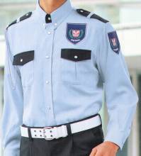 ベスト G166 夏長袖シャツ 暑さ対策に優れた、とにかく涼しい警備服が新登場！●通気性に優れた素材でベタつかず、気持ちいい 高い通気性があり、汗に濡れてもベタつかず、さらさら感を保持します。生地特性:高通気ブリーズクロス表面は丈夫なポリエステル、裏面がメントポリエステルの二重織素材です。シャリ感とさらっとした肌触り、高い通気性で涼しい着心地をキープします。●ベンチレーションが風を通して、ムレを軽減 背ヨーク部分に内側がメッシュ素材のベンチレーションを装備。蒸し暑い季節も、衣服内の風を通して、ムレや暑さを軽減します。●汗をかきやすい首周りは吸汗・速乾素材で快適に台襟裏に汗をすばやく吸い、発散するメッシュ素材のCOOL MAXを使用し、汗でべとつきやすい首周りも、爽やかな快適さを持続します。●付け外しが簡単なドットボタンで着脱しやすく、ボタンダウン仕様の衿でキッチリ感を ワンタッチで付け外しができるドットボタンを採用、着脱がしやすく簡単に。また、作業中は外れにくいので付け直す必要もありません。衿はボタンダウン仕様でキッチリ感を演出します。（衿は通常の樹脂製ボタンになります。）