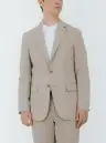 ボストン 11136-72 ジャケット（男性用/ベージュ） 優しく親しみやすい印象に見せるベージュノッチドラペル・ジャケットはスマートなフィット感。マルチタスクな業務シーンで活躍します。ややスリムなシルエットですっきりとした佇まいに。優れたストレッチ性をもつ素材で、長時間着ても疲れない設計とストレスフリーな着心地。ソフトタッチ加工で肌触りも良く、毎日着るのが楽しみになるデザインです。内側左右についたポケットとネームプレートループでマネージャークラスからF&Bまで活躍します。仕様品番:11136-72品名:ジャケット