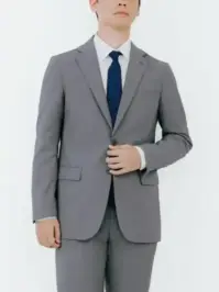 ボストン 11136-94 ジャケット（男性用/グレー） 真面目さも柔らかさもある淡いグレーは、洗練感漂う万能カラー淡いグレーのセットアップはすっきり上品な佇まいがあらゆるシーンで好印象。ノッチドラペル・ジャケットはスマートなフィット感。マルチタスクな業務シーンで活躍します。ややスリムなシルエットですっきりとした佇まいに。優れたストレッチ性をもつ素材で、長時間着ても疲れない設計とストレスフリーな着心地。ソフトタッチ加工で肌触りも良く、毎日着るのが楽しみになるデザインです。内側左右についたポケットとネームプレートループでマネージャークラスからF&Bまで活躍します。仕様品番:11136-94品名:ジャケット