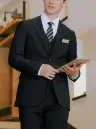 ボストン 11136-99 ジャケット（男性用/ブラック） シンプルで洗練された印象を与えるブラックノッチドラペル・ジャケットはスマートなフィット感。マルチタスクな業務シーンで活躍します。ややスリムなシルエットですっきりとした佇まいに。優れたストレッチ性をもつ素材で、長時間着ても疲れない設計とストレスフリーな着心地。ソフトタッチ加工で肌触りも良く、毎日着るのが楽しみになるデザインです。内側左右についたポケットとネームプレートループでマネージャークラスからF&Bまで活躍します。仕様品番:11136-99品名:ジャケット