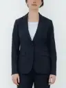 ボストン 11236-19 ジャケット（女性用/ネイビー） 着る人を選ばない明るめのネイビー体のラインをきれいに魅せるシンプルなスーツは清潔感があり好印象。全シーン対応の万能な一着。1つボタンのノッチドラペル・ジャケットはスマートフィット。マルチタスクな業務シーンで活躍します。ややスリムなシルエットですっきりとした佇まいに。優れたストレッチ性をもつ素材で、長時間着ても疲れない設計とストレスフリーな着心地。ソフトタッチ加工で肌触りも良く、毎日着るのが楽しみになるデザインです。内側左右についたポケットとネームプレートループでマネージャークラスからF&Bまで活躍します。仕様品番:11236-19品名:ジャケット