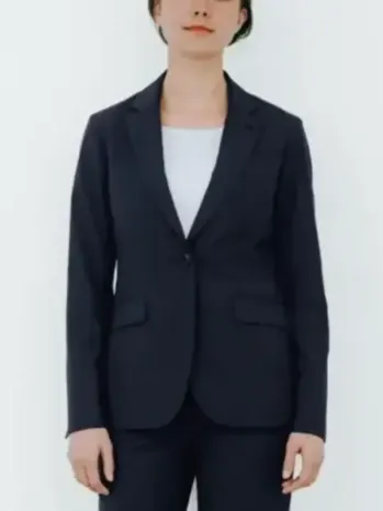 ボストン 11236-19 ジャケット(女性用/ネイビー) 着る人を選ばない明るめのネイビー体のラインをきれいに魅せるシンプルなスーツは清潔感があり好印象。全シーン対応の万能な一着。1つボタンのノッチドラペル・ジャケットはスマートフィット。マルチタスクな業務シーンで活躍します。ややスリムなシルエットですっきりとした佇まいに。優れたストレッチ性をもつ素材で、長時間着ても疲れない設計とストレスフリーな着心地。ソフトタッチ加工で肌触りも良く、毎日着るのが楽しみになるデザインです。内側左右についたポケットとネームプレートループでマネージャークラスからF&Bまで活躍します。仕様品番:11236-19品名:ジャケット