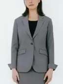 ボストン 11236-94 ジャケット（女性用/グレー） ほどよい丈感でどんなボトムにも合わせやすい体のラインをきれいに魅せるシンプルなスーツは清潔感があり好印象。全シーン対応の万能な一着。1つボタンのノッチドラペル・ジャケットはスマートフィット。マルチタスクな業務シーンで活躍します。ややスリムなシルエットですっきりとした佇まいに。優れたストレッチ性をもつ素材で、長時間着ても疲れない設計とストレスフリーな着心地。ソフトタッチ加工で肌触りも良く、毎日着るのが楽しみになるデザインです。内側左右についたポケットとネームプレートループでマネージャークラスからF&Bまで活躍します。仕様品番:11236-94品名:ジャケット