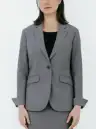 ボストン 11236-94 ジャケット（女性用/グレー） ほどよい丈感でどんなボトムにも合わせやすい体のラインをきれいに魅せるシンプルなスーツは清潔感があり好印象。全シーン対応の万能な一着。1つボタンのノッチドラペル・ジャケットはスマートフィット。マルチタスクな業務シーンで活躍します。ややスリムなシルエットですっきりとした佇まいに。優れたストレッチ性をもつ素材で、長時間着ても疲れない設計とストレスフリーな着心地。ソフトタッチ加工で肌触りも良く、毎日着るのが楽しみになるデザインです。内側左右についたポケットとネームプレートループでマネージャークラスからF&Bまで活躍します。仕様品番:11236-94品名:ジャケット