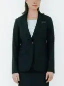 ボストン 11236-99 ジャケット（女性用/ブラック） ほどよい丈感でどんなボトムにも合わせやすい体のラインをきれいに魅せるシンプルなスーツは清潔感があり好印象。全シーン対応の万能な一着。1つボタンのノッチドラペル・ジャケットはスマートフィット。マルチタスクな業務シーンで活躍します。ややスリムなシルエットですっきりとした佇まいに。優れたストレッチ性をもつ素材で、長時間着ても疲れない設計とストレスフリーな着心地。ソフトタッチ加工で肌触りも良く、毎日着るのが楽しみになるデザインです。内側左右についたポケットとネームプレートループでマネージャークラスからF&Bまで活躍します。仕様品番:11236-99品名:ジャケット
