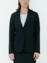 ボストン 11236-99 ジャケット（女性用/ブラック） ほどよい丈感でどんなボトムにも合わせやすい体のラインをきれいに魅せるシンプルなスーツは清潔感があり好印象。全シーン対応の万能な一着。1つボタンのノッチドラペル・ジャケットはスマートフィット。マルチタスクな業務シーンで活躍します。ややスリムなシルエットですっきりとした佇まいに。優れたストレッチ性をもつ素材で、長時間着ても疲れない設計とストレスフリーな着心地。ソフトタッチ加工で肌触りも良く、毎日着るのが楽しみになるデザインです。内側左右についたポケットとネームプレートループでマネージャークラスからF&Bまで活躍します。仕様品番:11236-99品名:ジャケット