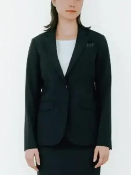 ボストン 11236-99 ジャケット（女性用/ブラック） ほどよい丈感でどんなボトムにも合わせやすい体のラインをきれいに魅せるシンプルなスーツは清潔感があり好印象。全シーン対応の万能な一着。1つボタンのノッチドラペル・ジャケットはスマートフィット。マルチタスクな業務シーンで活躍します。ややスリムなシルエットですっきりとした佇まいに。優れたストレッチ性をもつ素材で、長時間着ても疲れない設計とストレスフリーな着心地。ソフトタッチ加工で肌触りも良く、毎日着るのが楽しみになるデザインです。内側左右についたポケットとネームプレートループでマネージャークラスからF&Bまで活躍します。仕様品番:11236-99品名:ジャケット