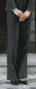 ボストン 12215-95 レディースパンツ 繊細なストライプ織柄の落ち着いたチャコールグレー。優しい印象なので、どんなおもてなしシーンでもマッチします。