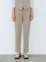 ボストン 12232-72 テーパードパンツ（女性用/ベージュ） 美脚シルエットパンツストレッチ性がある素材で、スリムなシルエットでも動きやすさ抜群。腰回りはゆったりとしながら、裾に向かって細身にしたテーパードシルエットです。後ろ脇ゴムと肘裏地付き。忙しい日もストレス軽く動けます。仕様品番:12232-72品名:テーパードパンツ