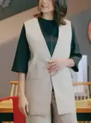 ボストン 15305-72 ロングベスト（男女兼用/ベージュ） カジュアルコーデにおすすめミドル丈ベストボクシーシルエットでノーカラーのミドル丈ジレです。1つボタンでシンプルなのにシックな佇まい。ジェンダーレス時代に対応する兼用ベストです。Tシャツを合わせたり、カジュアルめのコーディネートにも。ヒップラインが隠れる丈なので、忙しい日もストレスフリーで楽々。仕様品番:15305-72品名:ロングベスト