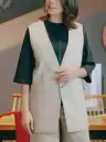 ボストン 15305-72 ロングベスト（男女兼用/ベージュ） カジュアルコーデにおすすめミドル丈ベストボクシーシルエットでノーカラーのミドル丈ジレです。1つボタンでシンプルなのにシックな佇まい。ジェンダーレス時代に対応する兼用ベストです。Tシャツを合わせたり、カジュアルめのコーディネートにも。ヒップラインが隠れる丈なので、忙しい日もストレスフリーで楽々。仕様品番:15305-72品名:ロングベスト