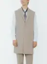 ボストン 15306-72 ロングベスト（男女兼用/ベージュ） テーラードで格上げロングベスト人気のロングジレにテーラードのきちんと感をプラス。隠しスナップ釦と長めの丈でファッション感も。コンシェルジュなどにもぴったりな一着です。ジェンダーレス時代に対応する兼用ベストはマルチタスクなシーンで活躍します。後ろにはサイズ調整できるアジャスター付き。仕様品番:15306-72品名:ロングベスト