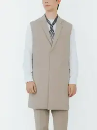 ボストン 15306-72 ロングベスト（男女兼用/ベージュ） テーラードで格上げロングベスト人気のロングジレにテーラードのきちんと感をプラス。隠しスナップ釦と長めの丈でファッション感も。コンシェルジュなどにもぴったりな一着です。ジェンダーレス時代に対応する兼用ベストはマルチタスクなシーンで活躍します。後ろにはサイズ調整できるアジャスター付き。仕様品番:15306-72品名:ロングベスト