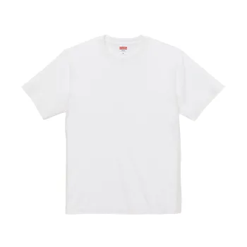 キャブ 5400-02-A 5.0オンス ユニバーサル フィット Tシャツ（100-160cm）（ホワイト） ミディアムウェイトTシャツの新定番が登場。絶妙なサイジングで、Tシャツがさらに身近な存在に。●POINTO 01.United Athleの代名詞、ヘヴィーデューティーな首まわり新たに開発した専用アタッチメントで縫製した首まわりは、きれいな曲線をえがいた仕上がりで均一性も大幅に向上。袖付けミシンで使用する2本針オーバーロック仕上げの堅牢な首リブ仕様で弾力性があり、耐久性も抜群。●POINTO 02.プリント映えの良さがポイント。ソフトな肌触りの生地細かい繊維を取り除いたハイグレードな「コーマ糸」で編み立てた生地は表面の毛羽立ちが少なく、再現性の高いプリントが可能。また、生地目が綺麗で風合いが柔らかいのも特長です。●POINTO 03.肩のもたつきがない、ストレートなショルダーラインサイドネックから袖先までのシルエットを直線にすることで、トレンドライクな大きめサイズで着用した際にも肩先のもたつきが生まれない、綺麗なシルエットを実現しました。●POINTO 04.いつまでもヨレずに長持ち。秘密は2本針始末袖・裾いオーバーロック始末を施してから2本針でしっかり縫い上げることで、毎日着てガシガシ洗ってもヨレない、タフなTシャツが完成しました。デイリーユースなどさまざまなシーンでご活用いただけます。※他カラーは「5400-02-B」「5400-02-C」「5400-02-D」に掲載しております。※この商品はご注文後のキャンセル、返品及び交換は出来ませんのでご注意下さい。※なお、この商品のお支払方法は、先振込(代金引換以外)にて承り、ご入金確認後の手配となります。