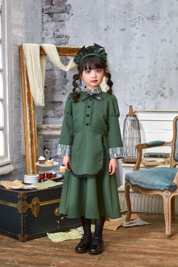 クリアストーン 4560320880721 HW 洋館メイド キッズ 120 シックなグリーンのメイド服。コウモリ付きのカチューシャがポイントです。長袖＆ロング丈なので防寒効果も！レディースサイズもあるので親子コスにも。装飾部分の引っ掛かりや巻き込みに十分ご注意ください。保護者同伴でのご使用をお願い致します。※生産時期やロット、デザインによって、多少サイズ・色・柄が異なる場合があります。摩擦や水濡れにより色移りする恐れがありますのでご注意ください。※商品画像は可能な限り実物の色に近づくよう調整しておりますが、お使いのモニター設定、お部屋の照明等により実際の商品と色味が異なって見える場合がございます。又、同じ商品の画像でも、撮影環境によって画像の色に差異が生じる場合がございます。※この商品はご注文後のキャンセル、返品及び交換は出来ませんのでご注意下さい。※なお、この商品のお支払方法は、先振込(代金引換以外)にて承り、ご入金確認後の手配となります。