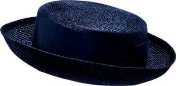 ユーファクトリー A90600 ハット ユニフォームスタイルを完成させる防止を多彩にラインナップ装いをクラスアップさせ、オフィシャルな印象も演出。一点ずつ丁寧なハンドメイドで仕上げています。ヘッドドレスのボンネが加わり、ますます豊富なバリエーションに。帽子の取り扱いおよび注意事項●ユー・ファクトリーの帽子には、全てコームを取り付けております。帽子のサイズが大きくて合わない場合のずれ防止や、屋外での風対策に効果的。●着用環境や時間と共におきる“日焼け”“黄ばみ”などの変色は、どうしても避けられません。その点を十分ご考慮のうえ、ご採用ください。●帽子は着用されなくても、保管の仕方によって、型くずれ、変色等がおきる場合があります。ご注意ください（保管方法を参照ください）。●染めロットにより、色ぶれが、生じることがあります。ご了承ください。日頃のケア●額などに直接接するリボン部分は、汗やファンデーションが付きやすい場所です。汗などの汚れは、ぬるま湯で、油性の汚れは、ベンジンなどを少量含ませた布で軽くたたくようにして落とします。●雨などで濡れた場合は、すぐに柔らかい布などで拭き取り、陰干ししてください。そのままにしておくと、シミや型くずれの原因になります。●知らず知らずにホコリは付いています。ソフトなブラシで、優しくブラッシングするように心がけましょう。こまめなケアが帽子をきれいに保ちます。