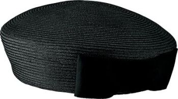 ユーファクトリー A90641 帽子 ユニフォームスタイルを完成させる帽子を多彩にラインナップ装いをクラスアップさせ、オフィシャルな印象も演出。バリエーション豊かな帽子一点一転を丁寧なハンドメイドで仕上げました。帽子の取り扱いおよび注意事項●ユー・ファクトリーの帽子には、全てコームを取り付けております。帽子のサイズが大きくて合わない場合のずれ防止や、屋外での風対策に効果的。●着用環境や時間と共におきる“日焼け”“黄ばみ”などの変色は、どうしても避けられません。その点を十分ご考慮のうえ、ご採用ください。●帽子は着用されなくても、保管の仕方によって、型くずれ、変色等がおきる場合があります。ご注意ください（保管方法を参照ください）。●染めロットにより、色ぶれが、生じることがあります。ご了承ください。日頃のケア●額などに直接接するリボン部分は、汗やファンデーションが付きやすい場所です。汗などの汚れは、ぬるま湯で、油性の汚れは、ベンジンなどを少量含ませた布で軽くたたくようにして落とします。●雨などで濡れた場合は、すぐに柔らかい布などで拭き取り、陰干ししてください。そのままにしておくと、シミや型くずれの原因になります。●知らず知らずにホコリは付いています。ソフトなブラシで、優しくブラッシングするように心がけましょう。こまめなケアが帽子をきれいに保ちます。