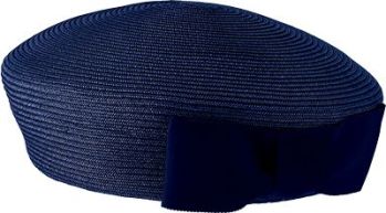 ユーファクトリー A90642 帽子 ユニフォームスタイルを完成させる帽子を多彩にラインナップ装いをクラスアップさせ、オフィシャルな印象も演出。バリエーション豊かな帽子一点一転を丁寧なハンドメイドで仕上げました。帽子の取り扱いおよび注意事項●ユー・ファクトリーの帽子には、全てコームを取り付けております。帽子のサイズが大きくて合わない場合のずれ防止や、屋外での風対策に効果的。●着用環境や時間と共におきる“日焼け”“黄ばみ”などの変色は、どうしても避けられません。その点を十分ご考慮のうえ、ご採用ください。●帽子は着用されなくても、保管の仕方によって、型くずれ、変色等がおきる場合があります。ご注意ください（保管方法を参照ください）。●染めロットにより、色ぶれが、生じることがあります。ご了承ください。日頃のケア●額などに直接接するリボン部分は、汗やファンデーションが付きやすい場所です。汗などの汚れは、ぬるま湯で、油性の汚れは、ベンジンなどを少量含ませた布で軽くたたくようにして落とします。●雨などで濡れた場合は、すぐに柔らかい布などで拭き取り、陰干ししてください。そのままにしておくと、シミや型くずれの原因になります。●知らず知らずにホコリは付いています。ソフトなブラシで、優しくブラッシングするように心がけましょう。こまめなケアが帽子をきれいに保ちます。