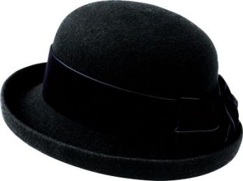 ユーファクトリー A95530 帽子 エレガンスを引き出してくれる帽子。スタイルの仕上げには欠かせないアイテムです。帽子をプラスして、着こなしの完成度を高めよう！●ユー・ファクトリーの帽子には、全てコームを取り付けております。帽子のサイズが大きくて合わない場合のずれ防止や、屋外での風対策に効果的。 ●着用環境や時間と共におきる“日焼け”“黄ばみ”などの変色は、どうしても避けられません。その点を十分ご考慮のうえ、ご採用ください。 ●帽子は着用されなくても、保管の仕方によって、型くずれ、変色等がおきる場合があります。ご注意ください。 ●染めロットにより、色ぶれが生じることがあります。ご了承ください。日頃のケア: 帽子はクリーニングできません。だけど毎日着用するもの。放っておくと不潔なばかりか、汗ジミが残ってしまいます。日頃からこまめにお手入れすることが、帽子を永く、美しくキープするポイントです。毎日気持ちよく着用していただく為のお手入れ方法をご紹介します。●額などに直接接するリボン部分は、汗やファンデーションがつきやすい場所です。汗などの汚れは、ぬるま湯で、油性の汚れはベンジンなどを少量含ませた布で軽くたたくようにして落とします。 ●雨などで濡れた場合は、すぐに柔らかい布なので拭き取り、陰干しして下さい。そのままにしておくと、シミや型くずれの原因になります。 ●知らず知らずにホコリは付いています。ソフトなブラシで、優しくブラッシングするように心がけましょう。こまめなケアが帽子をきれいに保ちます。保管方法 ●湿気、汚れを取り除き、防虫、防腐剤と共に、通気性の良い所で保管して下さい。 ●型くずれを防ぐために、必ず帽子の形に合った箱か袋で保管して下さい。 ●プリムの広い帽子や、下向きの帽子は、クラウンに薄紙を詰めて、プリムを浮かせるように保管して下さい。