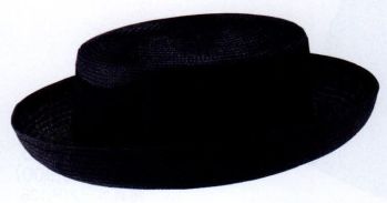 ユーファクトリー C91270 帽子 エレガンスを引き出してくれる帽子水濡れは厳禁です。濡れた場合は直ちに柔らかい布などで拭き取ってください。製品のクリーニングはできません。ご注意ください。 【日頃のケア】帽子はクリーニングできません。けれど毎日着用するもの。ほおっておくと不潔なばかりか、汗染みが残ってしまいます。日頃からこまめにお手入れすることが、帽子を永く、美しくキープするポイントです。●額などに直接接するリボン部分は、汗やファンデーションが付きやすい場所です。汗などの汚れは、ぬるま湯で、油性の汚れは、ベンジンなどを少量含ませた布で軽くたたくようにして落とします。●雨などで濡れた場合は、すぐに柔らかい布などで拭き取り、陰干ししてください。そのままにしておくと、シミや型くずれの原因になります。●知らず知らずにホコリは付いています。ソフトなブラシで、優しくブラッシングするように心がけましょう。こまめなケアが帽子をきれいに保ちます。【防止の取り扱いおよび注意事項】●ユー・ファクトリーの帽子には全てコームを取り付けています。帽子のサイズが大きくて合わない場合のずれ防止や、屋外でのカゼ対策に効果的。●着用環境や時間と共におきる「日焼け」「黄ばみ」などの変色は、どうしても避けられません。その点を十分ご考慮のうえ、ご採用ください。●帽子は着用されなくても、保管の仕方によって、型くずれ、変色等がおきる場合があります。ご注意下さい。●染めロットにより、色ぶれが生じることがあります。ご了承下さい。【保管方法】●湿気、汚れを取り除き、防虫、防腐剤と共に、通気性の良い所で保管してください。●型くずれを防ぐために、必ず帽子の形に合った箱か袋で保管してください。●ブリムの広い帽子や、下向きの帽子は、クラウンに薄紙を詰めて、ブリムを浮かせるように保管してください。