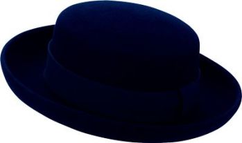 ユーファクトリー C96163 帽子 エレガンスを引き出してくれる帽子。スタイルの仕上げには欠かせないアイテムです。帽子をプラスして、着こなしの完成度を高めよう！●ユー・ファクトリーの帽子には、全てコームを取り付けております。帽子のサイズが大きくて合わない場合のずれ防止や、屋外での風対策に効果的。 ●着用環境や時間と共におきる“日焼け”“黄ばみ”などの変色は、どうしても避けられません。その点を十分ご考慮のうえ、ご採用ください。 ●帽子は着用されなくても、保管の仕方によって、型くずれ、変色等がおきる場合があります。ご注意ください。 ●染めロットにより、色ぶれが生じることがあります。ご了承ください。日頃のケア: 帽子はクリーニングできません。だけど毎日着用するもの。放っておくと不潔なばかりか、汗ジミが残ってしまいます。日頃からこまめにお手入れすることが、帽子を永く、美しくキープするポイントです。毎日気持ちよく着用していただく為のお手入れ方法をご紹介します。●額などに直接接するリボン部分は、汗やファンデーションがつきやすい場所です。汗などの汚れは、ぬるま湯で、油性の汚れはベンジンなどを少量含ませた布で軽くたたくようにして落とします。 ●雨などで濡れた場合は、すぐに柔らかい布なので拭き取り、陰干しして下さい。そのままにしておくと、シミや型くずれの原因になります。 ●知らず知らずにホコリは付いています。ソフトなブラシで、優しくブラッシングするように心がけましょう。こまめなケアが帽子をきれいに保ちます。保管方法 ●湿気、汚れを取り除き、防虫、防腐剤と共に、通気性の良い所で保管して下さい。●型くずれを防ぐために、必ず帽子の形に合った箱か袋で保管して下さい。●プリムの広い帽子や、下向きの帽子は、クラウンに薄紙を詰めて、プリムを浮かせるように保管して下さい。