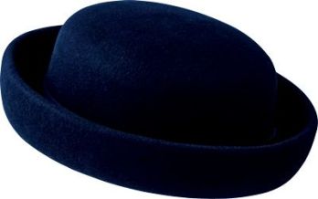 ユーファクトリー C96342 帽子 ユニフォームスタイルを完成させる帽子を多彩にラインナップ。装いをクラスアップさせるだけでなはなく、オフィシャルな印象も演出できる帽子。一点ずつ丁寧なハンドメイドで仕上げ、他にはない豊富なバリエーションをご用意しました。●ユー・ファクトリーの帽子には、全てコームを取り付けております。帽子のサイズが大きくて合わない場合のずれ防止や、屋外での風対策に効果的。 ●着用環境や時間と共におきる“日焼け”“黄ばみ”などの変色は、どうしても避けられません。その点を十分ご考慮のうえ、ご採用ください。 ●帽子は着用されなくても、保管の仕方によって、型くずれ、変色等がおきる場合があります。ご注意ください。 ●染めロットにより、色ぶれが生じることがあります。ご了承ください。日頃のケア: 帽子はクリーニングできません。だけど毎日着用するもの。放っておくと不潔なばかりか、汗ジミが残ってしまいます。日頃からこまめにお手入れすることが、帽子を永く、美しくキープするポイントです。毎日気持ちよく着用していただく為のお手入れ方法をご紹介します。●額などに直接接するリボン部分は、汗やファンデーションがつきやすい場所です。汗などの汚れは、ぬるま湯で、油性の汚れはベンジンなどを少量含ませた布で軽くたたくようにして落とします。 ●雨などで濡れた場合は、すぐに柔らかい布なので拭き取り、陰干しして下さい。そのままにしておくと、シミや型くずれの原因になります。 ●知らず知らずにホコリは付いています。ソフトなブラシで、優しくブラッシングするように心がけましょう。こまめなケアが帽子をきれいに保ちます。保管方法 ●湿気、汚れを取り除き、防虫、防腐剤と共に、通気性の良い所で保管して下さい。 ●型くずれを防ぐために、必ず帽子の形に合った箱か袋で保管して下さい。 ●プリムの広い帽子や、下向きの帽子は、クラウンに薄紙を詰めて、プリムを浮かせるように保管して下さい。