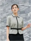 ユーファクトリー M13362 ライトジャケット MARY QUANT M13362 ライトジャケット洗練されたモノクロームデザインが魅力的なMARY QUANTの「COOL MONOTONE」シリーズのライトジャケットです。純銀の糸「ミューファンⓇ」使用の抗菌防臭パッドと高機能デオドラントテープを両脇に配置し、夏の暑い季節も快適に過ごせます。シンボリックなデイジーのベルトがアクセントとなり、クールでありながらエレガントな装いを実現します。特徴・ブラック&グレーで表現したモノクロームの美しい世界観が凛とした気品を演出・シンボリックなデイジーのベルトがアクセントとなり、ドラマチックな表情を完成・襟部分にはアクセサリー用ホールを配置し、クリップ式ブローチを決まった位置に装着可能・両脇に純銀の糸「ミューファンⓇ」使用の抗菌防臭・吸汗速乾パッドを内蔵し、汗ばむ季節も快適・デオドラントテープ搭載で優れた消臭&抗菌効果を発揮し、汗やニオイの心配を軽減・軽量設計でありながらエレガントな風格を持ち、オフィスからセミフォーマルシーンまで幅広く活躍