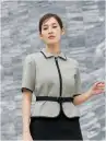 ユーファクトリー M13362 ライトジャケット MARY QUANT M13362 ライトジャケット洗練されたモノクロームデザインが魅力的なMARY QUANTの「COOL MONOTONE」シリーズのライトジャケットです。純銀の糸「ミューファンⓇ」使用の抗菌防臭パッドと高機能デオドラントテープを両脇に配置し、夏の暑い季節も快適に過ごせます。シンボリックなデイジーのベルトがアクセントとなり、クールでありながらエレガントな装いを実現します。特徴・ブラック&グレーで表現したモノクロームの美しい世界観が凛とした気品を演出・シンボリックなデイジーのベルトがアクセントとなり、ドラマチックな表情を完成・襟部分にはアクセサリー用ホールを配置し、クリップ式ブローチを決まった位置に装着可能・両脇に純銀の糸「ミューファンⓇ」使用の抗菌防臭・吸汗速乾パッドを内蔵し、汗ばむ季節も快適・デオドラントテープ搭載で優れた消臭&抗菌効果を発揮し、汗やニオイの心配を軽減・軽量設計でありながらエレガントな風格を持ち、オフィスからセミフォーマルシーンまで幅広く活躍