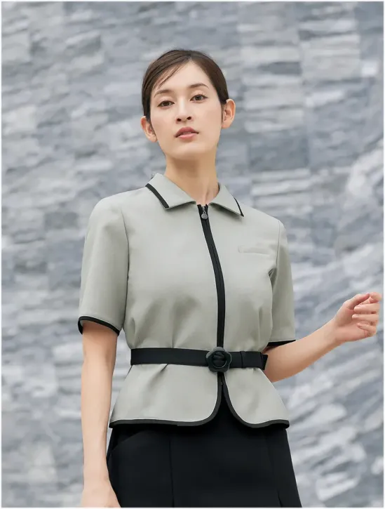 ユーファクトリー M13362 ライトジャケット MARY QUANT M13362 ライトジャケット洗練されたモノクロームデザインが魅力的なMARY QUANTの「COOL MONOTONE」シリーズのライトジャケットです。純銀の糸「ミューファンⓇ」使用の抗菌防臭パッドと高機能デオドラントテープを両脇に配置し、夏の暑い季節も快適に過ごせます。シンボリックなデイジーのベルトがアクセントとなり、クールでありながらエレガントな装いを実現します。特徴・ブラック&グレーで表現したモノクロームの美しい世界観が凛とした気品を演出・シンボリックなデイジーのベルトがアクセントとなり、ドラマチックな表情を完成・襟部分にはアクセサリー用ホールを配置し、クリップ式ブローチを決まった位置に装着可能・両脇に純銀の糸「ミューファンⓇ」使用の抗菌防臭・吸汗速乾パッドを内蔵し、汗ばむ季節も快適・デオドラントテープ搭載で優れた消臭&抗菌効果を発揮し、汗やニオイの心配を軽減・軽量設計でありながらエレガントな風格を持ち、オフィスからセミフォーマルシーンまで幅広く活躍