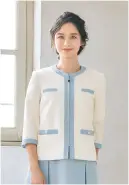 ユーファクトリー M43292 ジャケット MARY QUANT M43292 ジャケットMARY QUANTのBRIGHT SUMMER TWEEDシリーズから登場した爽やかな印象のジャケットです。清涼感のあるテクスチャーのツイード素材に鮮やかな彩りを添え、オフィスでも佇んでいるだけで柔らかな空気感をまとった雰囲気を演出します。機能性にもこだわった、ビジネスシーンで活躍する一着です。特徴・襟の左右にアクセサリー用ホールを配置し、クリップ式ブローチを決まった位置に装着可能・両脇にデオドラントテープを採用し、優れた消臭&抗菌効果で汗やニオイが気になる季節も安心・両胸のインク汚れケアポケットには超撥水生地を使用し、ペンのインク漏れ対策に配慮・前あきデザインで着脱しやすく、日常の動きにもスムーズに対応・3色のカラーバリエーションで、様々なコーディネートやオフィススタイルに対応