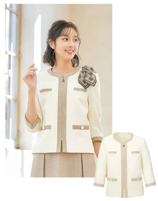 ユーファクトリー M43293 ジャケット MARY QUANT M43293 ジャケットMARY QUANTのBRIGHT SUMMER TWEEDシリーズから登場した爽やかな印象のジャケットです。清涼感のあるテクスチャーのツイード素材に鮮やかな彩りを添え、オフィスでも佇んでいるだけで柔らかな空気感をまとった雰囲気を演出します。機能性にもこだわった、ビジネスシーンで活躍する一着です。特徴・襟の左右にアクセサリー用ホールを配置し、クリップ式ブローチを決まった位置に装着可能・両脇にデオドラントテープを採用し、優れた消臭&抗菌効果で汗やニオイが気になる季節も安心・両胸のインク汚れケアポケットには超撥水生地を使用し、ペンのインク漏れ対策に配慮・前あきデザインで着脱しやすく、日常の動きにもスムーズに対応・3色のカラーバリエーションで、様々なコーディネートやオフィススタイルに対応※リボンブローチは付属しておりません。