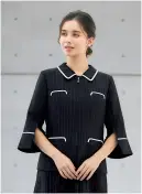 ユーファクトリー M43341 ジャケット MARY QUANT M43341 ジャケット洗練されたデザインと機能性を兼ね備えたMARY QUANTのSNAZZY SUMMER STRIPESコレクションのジャケットです。ブラックベースに白いラインのストライプが映える夏向けジャケットで、袖のスリットやアクセサリーホールなど細部にまでこだわりが光ります。デオドラントテープ搭載で消臭・抗菌効果も備え、暑い季節でも快適に着用できる一着です。特徴・白いラインのアクセントが効いたブラックストライプで洗練された印象を演出・袖のスリットデザインがさりげないアクセントとなり、上品な遊び心を表現・襟元に配置されたアクセサリー用ホールでクリップ式ブローチを決まった位置に装着可能・両脇にデオドラントテープを採用し、優れた消臭・抗菌効果で汗やニオイが気になる夏でも安心・SNAZZY SUMMER STRIPESコレクションならではのアーバンで洗練されたデザイン・羽織るだけで個性を格上げできる、デイリーからビジネスまで幅広く活躍