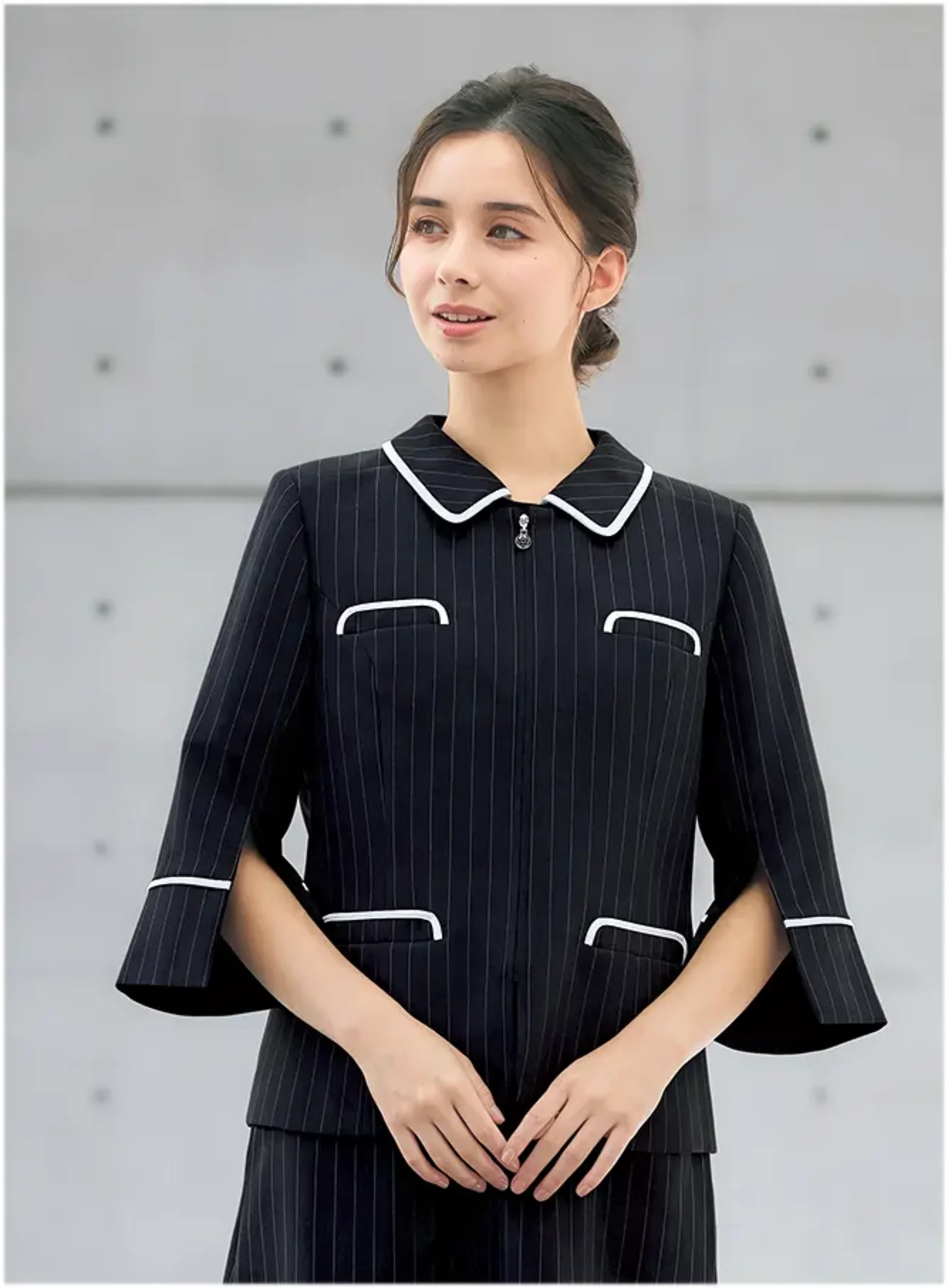 ユーファクトリー M43341 ジャケット MARY QUANT M43341 ジャケット洗練されたデザインと機能性を兼ね備えたMARY QUANTのSNAZZY SUMMER STRIPESコレクションのジャケットです。ブラックベースに白いラインのストライプが映える夏向けジャケットで、袖のスリットやアクセサリーホールなど細部にまでこだわりが光ります。デオドラントテープ搭載で消臭・抗菌効果も備え、暑い季節でも快適に着用できる一着です。特徴・白いラインのアクセントが効いたブラックストライプで洗練された印象を演出・袖のスリットデザインがさりげないアクセントとなり、上品な遊び心を表現・襟元に配置されたアクセサリー用ホールでクリップ式ブローチを決まった位置に装着可能・両脇にデオドラントテープを採用し、優れた消臭・抗菌効果で汗やニオイが気になる夏でも安心・SNAZZY SUMMER STRIPESコレクションならではのアーバンで洗練されたデザイン・羽織るだけで個性を格上げできる、デイリーからビジネスまで幅広く活躍