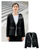 ユーファクトリー M43361 ジャケット MARY QUANT M43361 ジャケットMARY QUANTのCOOL MONOTONEシリーズから登場した洗練されたノーカラージャケットです。ブラック&グレーの鮮烈なモノクロームデザインが端正なネックラインを際立たせ、シンボリックでドラマチックな表情を演出します。大胆な配色のラインづかいが夏のクールビズスタイルに知的な印象をもたらし、ビジネスシーンでの存在感を高めます。特徴・シャープなネックラインが特徴的な端正なノーカラーデザイン・ブラック&グレーで奏でるモノクロームの美しい世界観・大胆な配色のラインづかいでクールなインテリジェンスを表現・襟の左右にアクセサリー用ホールを配置し、クリップ式ブローチを決まった位置に装着可能・両脇にデオドラントテープを採用し、優れた消臭&抗菌効果で汗やニオイが気になる夏も安心・右内側に実用的な内ポケットを装備※リボンブローチは付属しておりません。