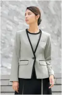 ユーファクトリー M43362 ジャケット MARY QUANT M43362 ジャケットMARY QUANTのCOOL MONOTONEシリーズから登場した洗練されたノーカラージャケットです。ブラック&グレーの鮮烈なモノクロームデザインが端正なネックラインを際立たせ、シンボリックでドラマチックな表情を演出します。大胆な配色のラインづかいが夏のクールビズスタイルに知的な印象をもたらし、ビジネスシーンでの存在感を高めます。特徴・シャープなネックラインが特徴的な端正なノーカラーデザイン・ブラック&グレーで奏でるモノクロームの美しい世界観・大胆な配色のラインづかいでクールなインテリジェンスを表現・襟の左右にアクセサリー用ホールを配置し、クリップ式ブローチを決まった位置に装着可能・両脇にデオドラントテープを採用し、優れた消臭&抗菌効果で汗やニオイが気になる夏も安心・右内側に実用的な内ポケットを装備