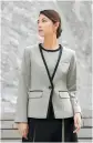 ユーファクトリー M43362 ジャケット MARY QUANT M43362 ジャケットMARY QUANTのCOOL MONOTONEシリーズから登場した洗練されたノーカラージャケットです。ブラック&グレーの鮮烈なモノクロームデザインが端正なネックラインを際立たせ、シンボリックでドラマチックな表情を演出します。大胆な配色のラインづかいが夏のクールビズスタイルに知的な印象をもたらし、ビジネスシーンでの存在感を高めます。特徴・シャープなネックラインが特徴的な端正なノーカラーデザイン・ブラック&グレーで奏でるモノクロームの美しい世界観・大胆な配色のラインづかいでクールなインテリジェンスを表現・襟の左右にアクセサリー用ホールを配置し、クリップ式ブローチを決まった位置に装着可能・両脇にデオドラントテープを採用し、優れた消臭&抗菌効果で汗やニオイが気になる夏も安心・右内側に実用的な内ポケットを装備