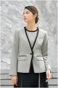 ユーファクトリー M43362 ジャケット MARY QUANT M43362 ジャケットMARY QUANTのCOOL MONOTONEシリーズから登場した洗練されたノーカラージャケットです。ブラック&グレーの鮮烈なモノクロームデザインが端正なネックラインを際立たせ、シンボリックでドラマチックな表情を演出します。大胆な配色のラインづかいが夏のクールビズスタイルに知的な印象をもたらし、ビジネスシーンでの存在感を高めます。特徴・シャープなネックラインが特徴的な端正なノーカラーデザイン・ブラック&グレーで奏でるモノクロームの美しい世界観・大胆な配色のラインづかいでクールなインテリジェンスを表現・襟の左右にアクセサリー用ホールを配置し、クリップ式ブローチを決まった位置に装着可能・両脇にデオドラントテープを採用し、優れた消臭&抗菌効果で汗やニオイが気になる夏も安心・右内側に実用的な内ポケットを装備