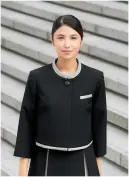 ユーファクトリー M43371 ジャケット MARY QUANT M43371 ジャケット 洗練されたモノクロームの世界観を表現したMARY QUANTのジャケットです。鮮烈なブラック&グレーのコントラストが魅力の一着。シンボリックなデイジーのひとつボタンと絶妙なショート丈が、都会的でクールな印象を演出します。デオドラントテープ搭載で夏も快適な着心地を実現しました。特徴・COOL MONOTONEコレクションのシンボリックなデザイン・ブラック&グレーの洗練されたカラーリングがクールな印象を演出・絶妙なショート丈設計でワンピースとの相性抜群・デイジーモチーフのひとつボタンがアクセントに・襟元にはアクセサリー用ホールを配置し、クリップ式ブローチを決まった位置に装着可能・両脇にデオドラントテープを搭載し、優れた消臭&抗菌効果で汗やニオイが気になる季節も安心・オフィスからちょっとしたお出かけまで幅広く活躍